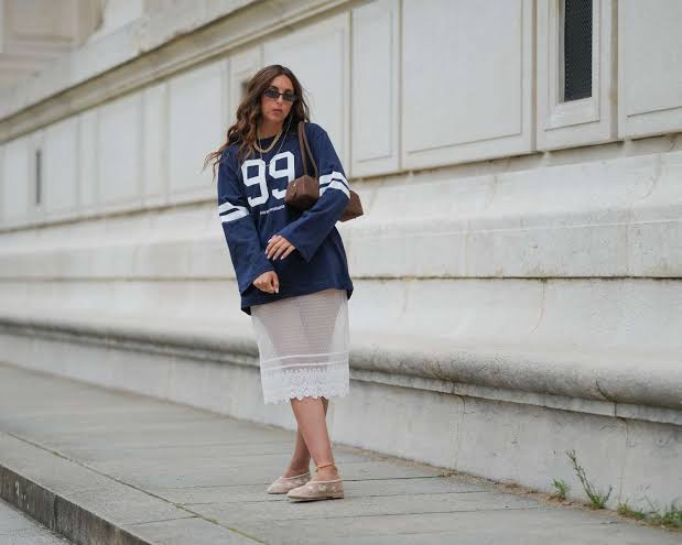 Man wearing jersey outfit ideas with baggy jeans and a denim jacket